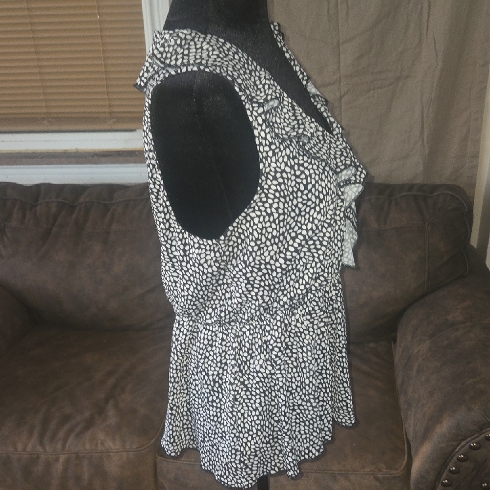 Morgan Taylor Sleeveless Elegant Black Top With Layered Under Top Size LARGE - Picture 8 of 10